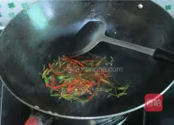 Illustration of how to steam crucian carp in perilla casserole 9