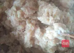 Pour the water through the chicken breast meatballs Practice illustration 3