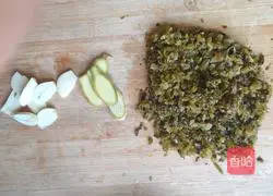 Illustration of how to cook river mussels with pickled vegetables 3