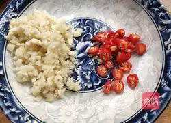 Illustration of how to pour abalone in sauce 3