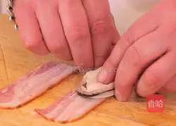 Illustration of how to make bacon-wrapped New Zealand mussel skewers 3