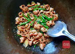 Green pepper Illustration of how to make fried large intestine 11