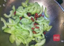 Illustration of how to make cucumber lean meat 3