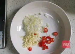 Illustration of how to stir-fry lettuce and meat 2