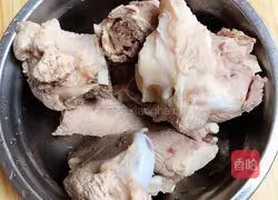 Illustration of how to stew big bones with pickled cabbage 3