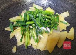 Illustration of how to stir-fry pork slices with garlic sprouts and potatoes 5