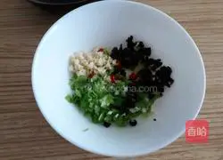 Illustration of how to cook pork ribs and steamed fungus 5