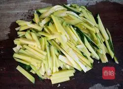 Illustration of how to make fried pumpkin noodles 4