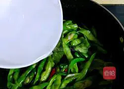 Illustration of how to make fried beans and shredded pork 17