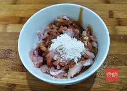 Illustration of how to make fried shredded pork with green pepper and carrot 2