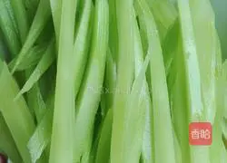 Illustration of how to make shredded lettuce and pork 1