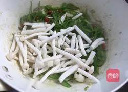 Illustration of how to make spicy stir-fried shredded pork with white jade mushroom 10