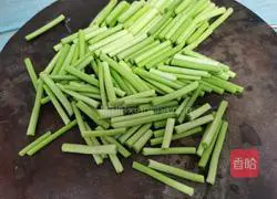 Illustration of how to make fried eggs with garlic moss 3