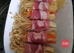 Illustration of how to make bacon enoki mushroom rolls 6