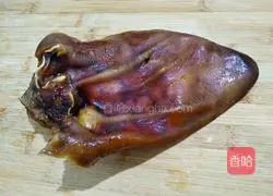 Illustration of how to make air-dried pig ears with double peppers 1