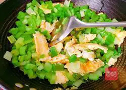 Illustration of how to make scrambled eggs with celery 10