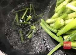 Illustration of how to stir-fry pork liver with garlic moss 4