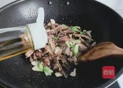 Illustration of how to cook beef head with chili pepper 6