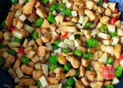 Illustration of how to cook diced chicken with king oyster mushrooms 15