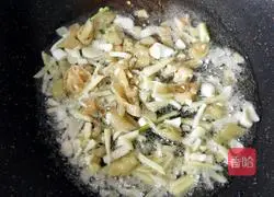 Illustration of how to make fish-flavored wild rice shredded pork 8