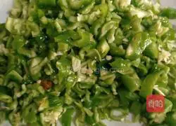 Illustration of how to make fried eggs with green pepper 2