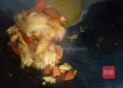 Illustration of how to make fried eggs with tomatoes 8