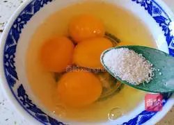 Illustration of how to make fried eggs with shrimps 4