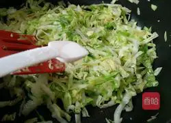 Illustration of how to make stir-fried shredded cabbage 7