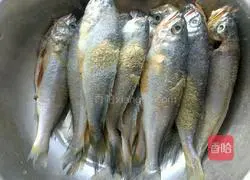 Illustration of how to make fried small yellow croaker 2