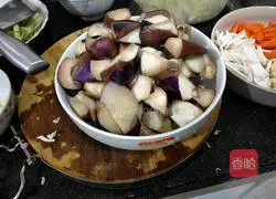 Fish Illustration of how to make fragrant minced eggplant 5