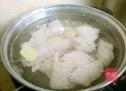 Illustration of how to make pork trotters with chopped pepper 3