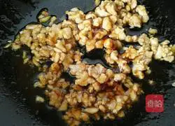 Illustration of how to make minced pork lettuce 7