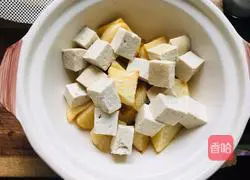 Illustration of how to make casserole with braised pork, tofu and potatoes 2