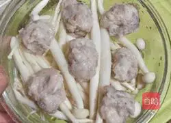 Seafood mushrooms with okra and steamed slippery shrimps Illustration of how to do it 1