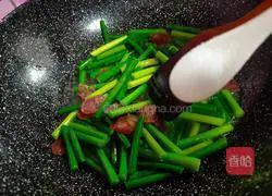 Illustration of how to cook sausage and garlic sprouts 5