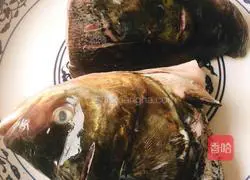 Illustration of how to make two-color fish head with chopped pepper 1