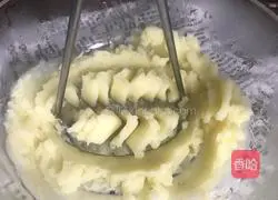 Illustration of how to make golden potato balls 4