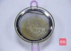 Illustration of how to make milk stewed eggs 3