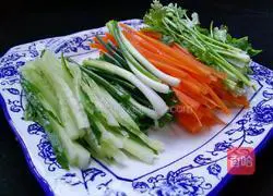 Illustration of how to make shredded pork in Beijing sauce 2