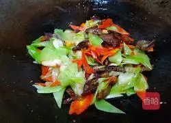 Illustration of how to make stir-fried sausages with lettuce, ginger and carrots 19