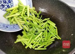 Illustration of how to make fried eggs with garlic moss 7