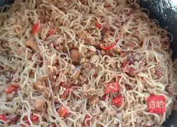 Illustration of how to make braised vermicelli with peanut chicken and diced vermicelli 12