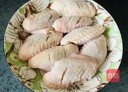 What kind of divine deliciousness is this? Salty Illustration of how to make egg yolk chicken wings too delicious 1