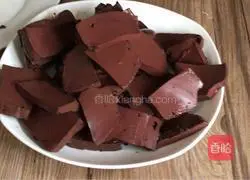 Illustration of how to stir-fry pig blood with leeks 3