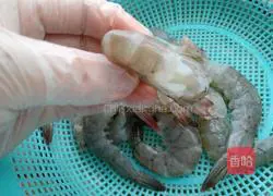 Illustration of how to make shrimp and cucumber strips 2