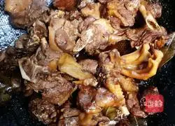 Illustration of how to make stir-fried old duck, tea tree mushrooms 5