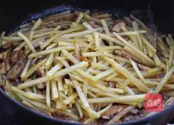 Illustration of how to make stir-fried potato strips with mushrooms 6