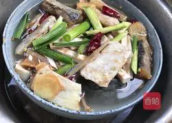 Illustration of how to stew cured fish with dried tofu 6