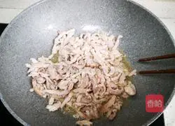 Illustration of how to make shredded pork with Beijing sauce 5