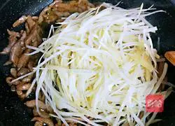 Illustration of how to make fried meat with potatoes and onions 16